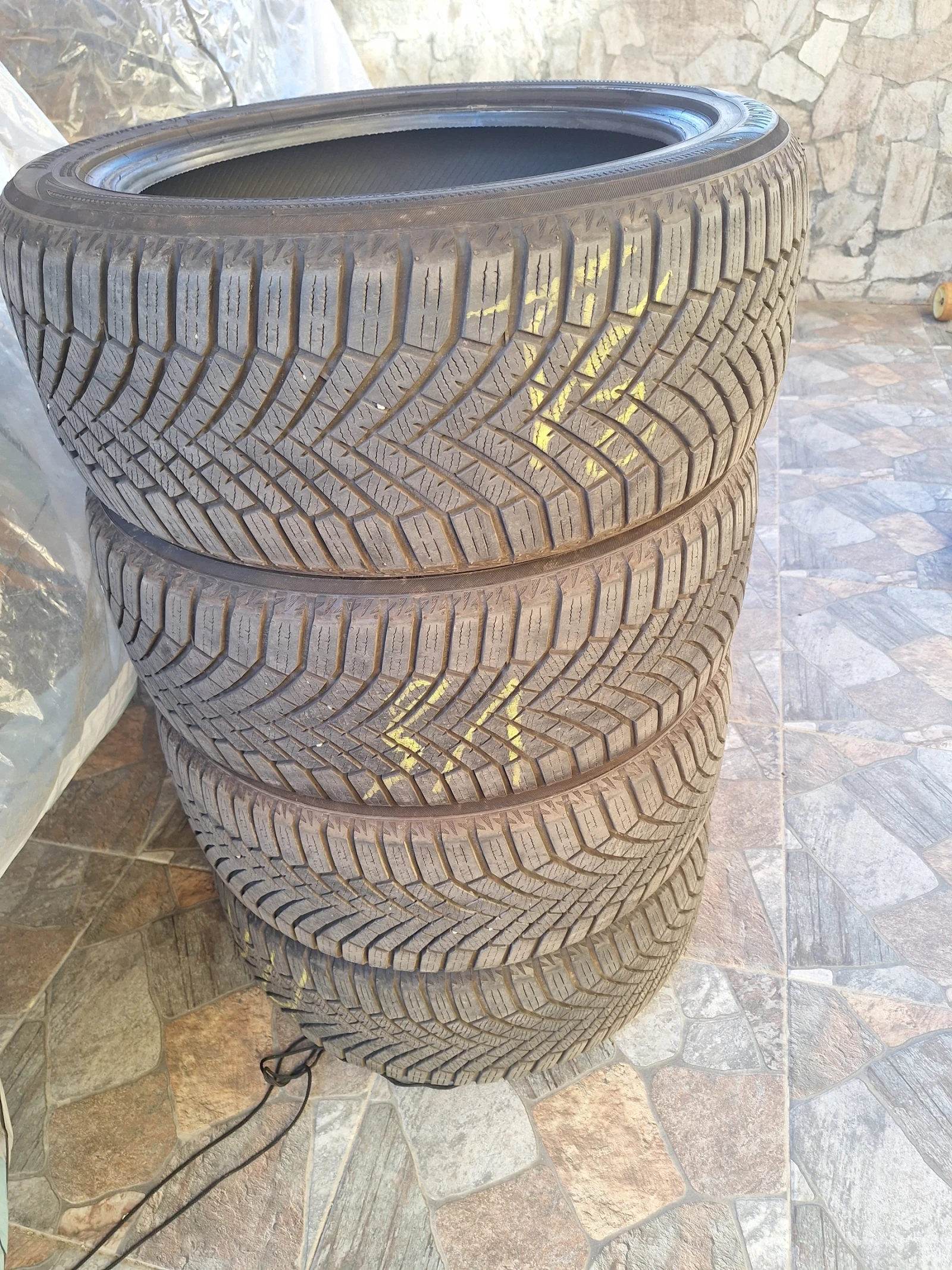 Гуми Зимни 225/45R17, снимка 2 - Гуми и джанти - 54319896