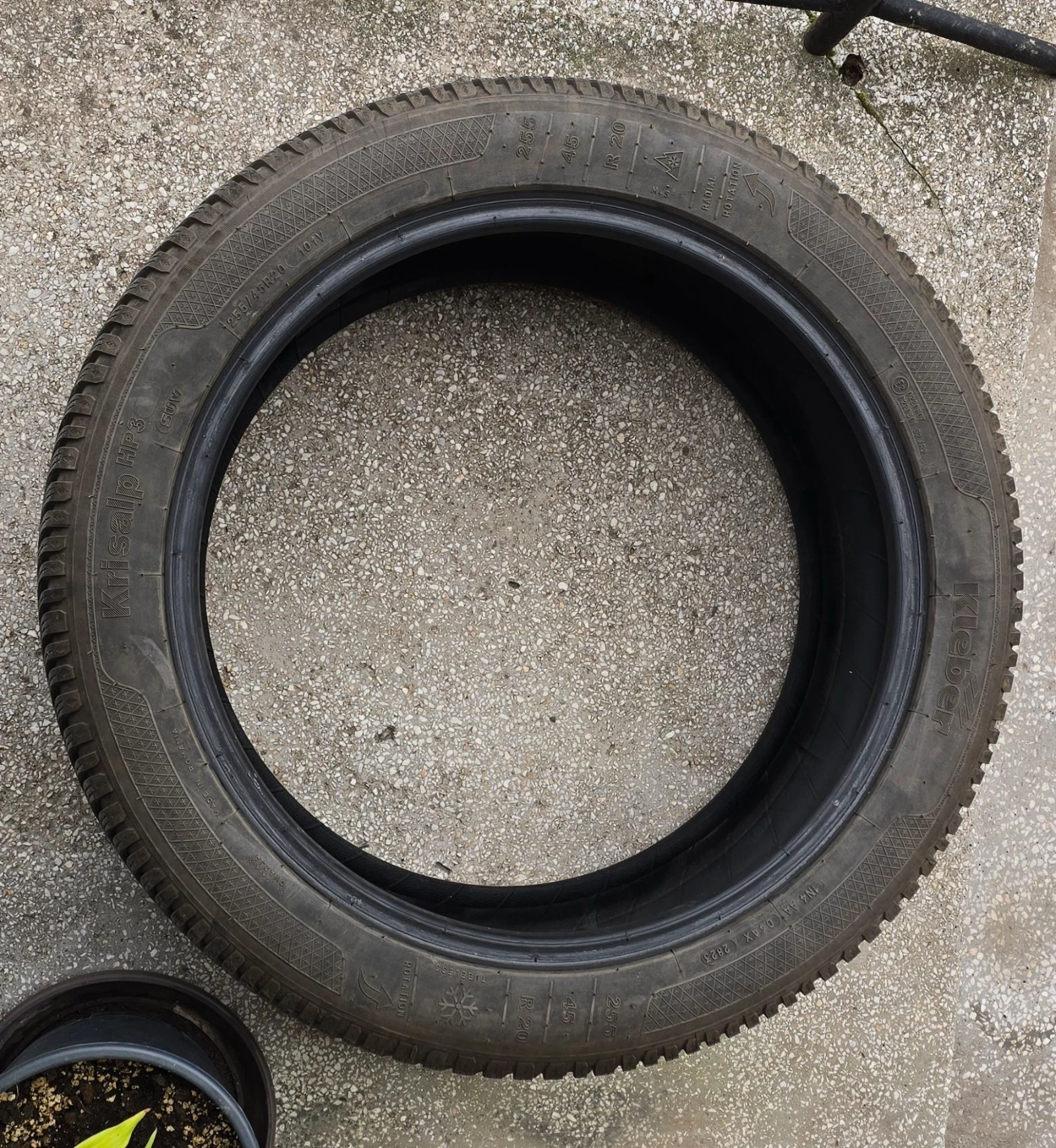 Гуми Зимни 255/45R20, снимка 4 - Гуми и джанти - 56446813