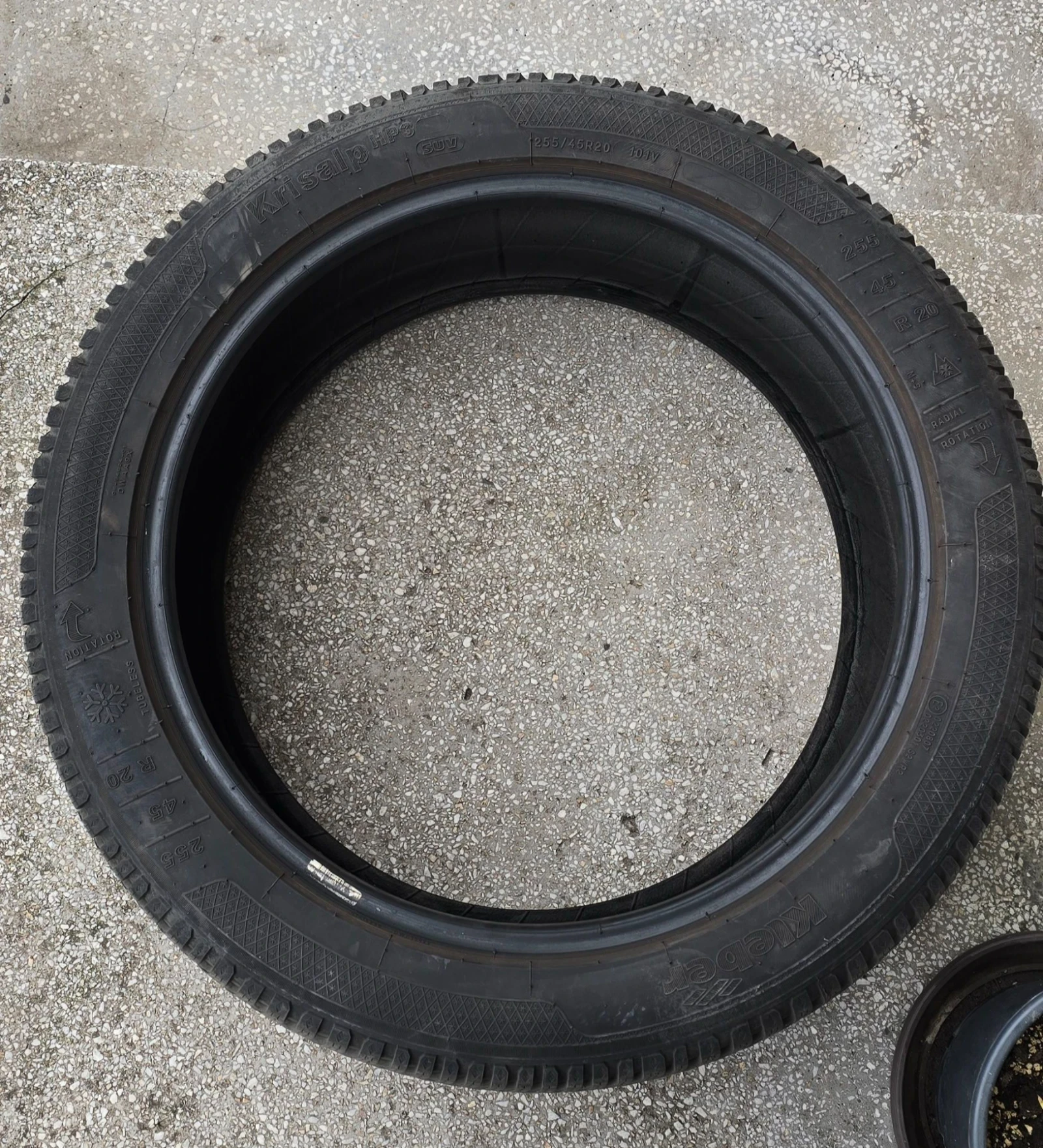 Гуми Зимни 255/45R20, снимка 2 - Гуми и джанти - 56446813