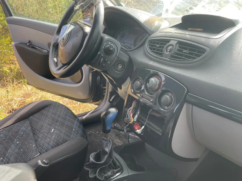Renault Clio, снимка 8 - Автомобили и джипове - 52410141