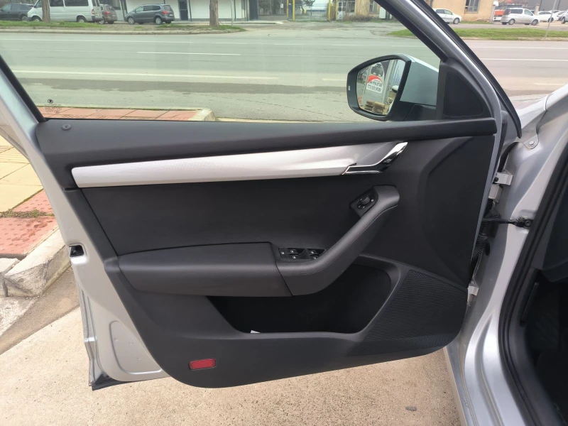 Skoda Octavia 1.4i-G-tec-Navi-Automat-Euro-6B, снимка 11 - Автомобили и джипове - 53452364