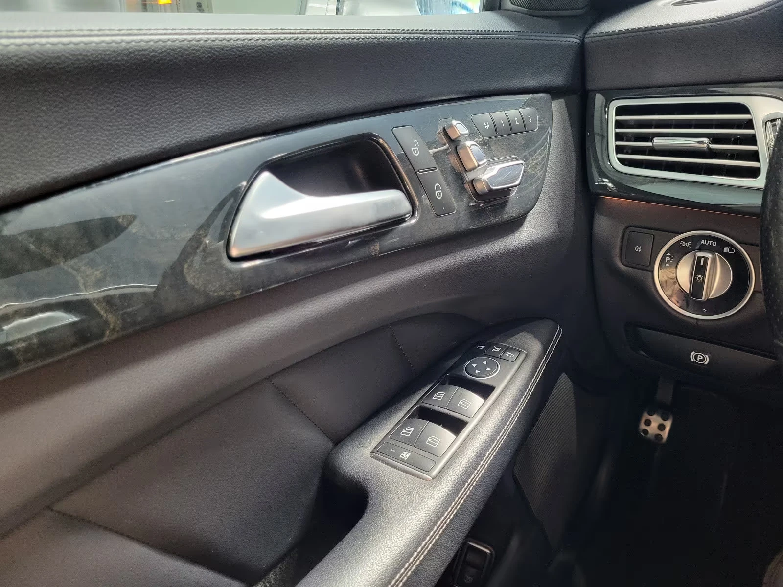 Mercedes-Benz CLS 350 d/BLUE-TEC/258HP/AMG-LINE/360/MEMO/NAVI/309q, снимка 13 - Автомобили и джипове - 54565338