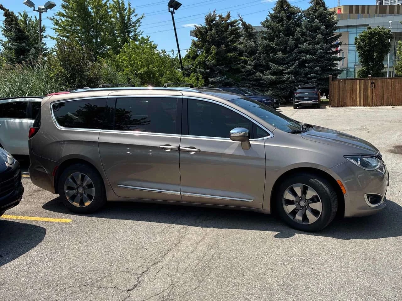 Chrysler Pacifica * Platinum * АВТОКРЕДИТ БЕЗ ПЪРВОНАЧАЛНА ВНОСКА* , снимка 3 - Автомобили и джипове - 56238690