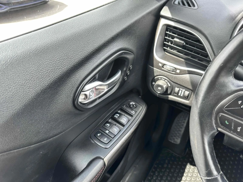 Jeep Cherokee Trailhawk* KEYLESS* PANO* НАВИ* ПОДГРЕВ, снимка 13 - Автомобили и джипове - 53489212