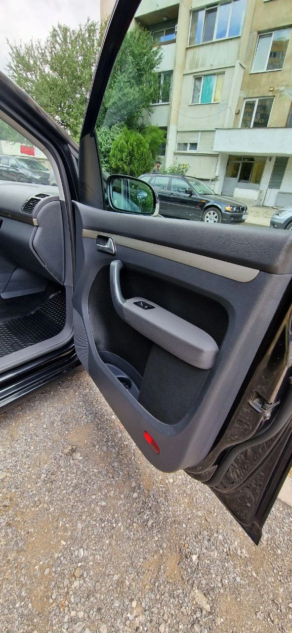 VW Touran, снимка 8 - Автомобили и джипове - 54257458