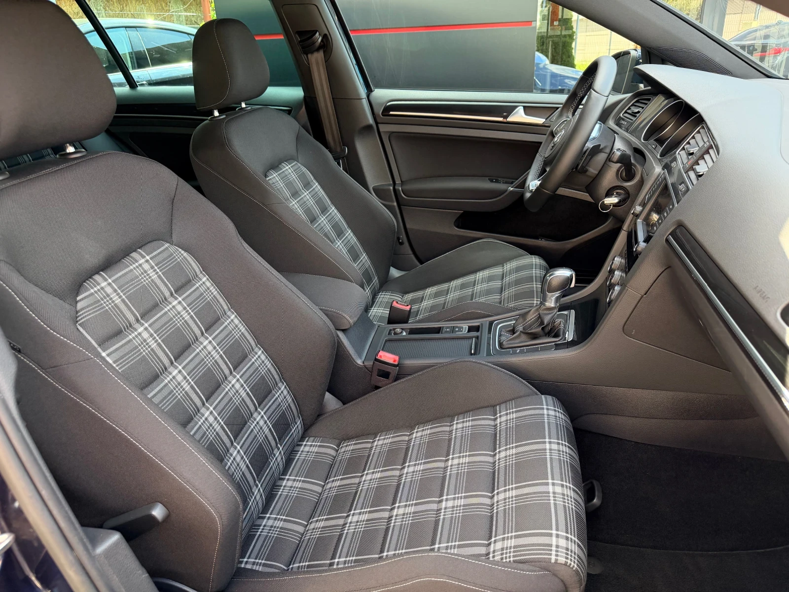 VW Golf 2.0TDI DSG GTD * ABT* NAVI LED Active Sound, снимка 15 - Автомобили и джипове - 54412133