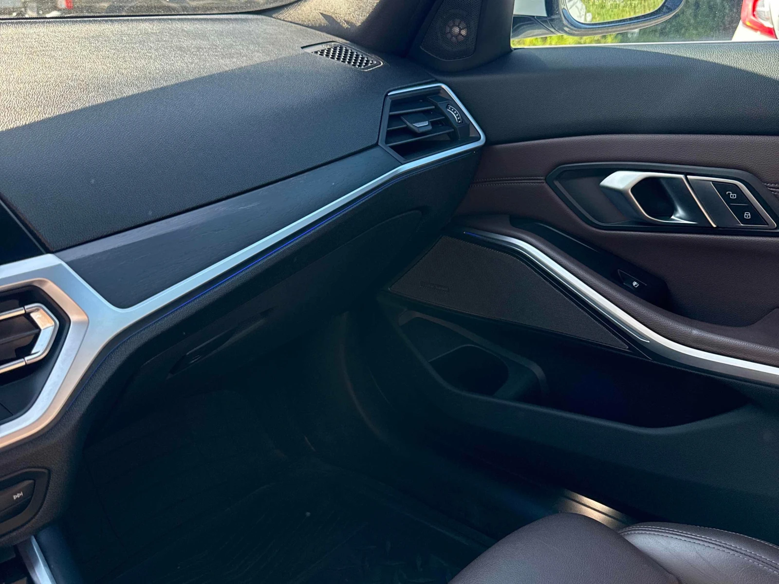 BMW 330 i| HAR/KAR| PANO| 360| DIS| AMBIENT, снимка 13 - Автомобили и джипове - 56038015