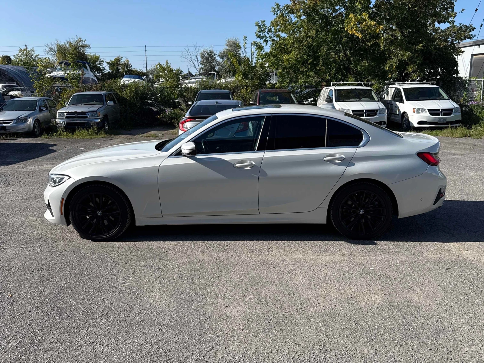 BMW 330 i| HAR/KAR| PANO| 360| DIS| AMBIENT, снимка 2 - Автомобили и джипове - 56038015