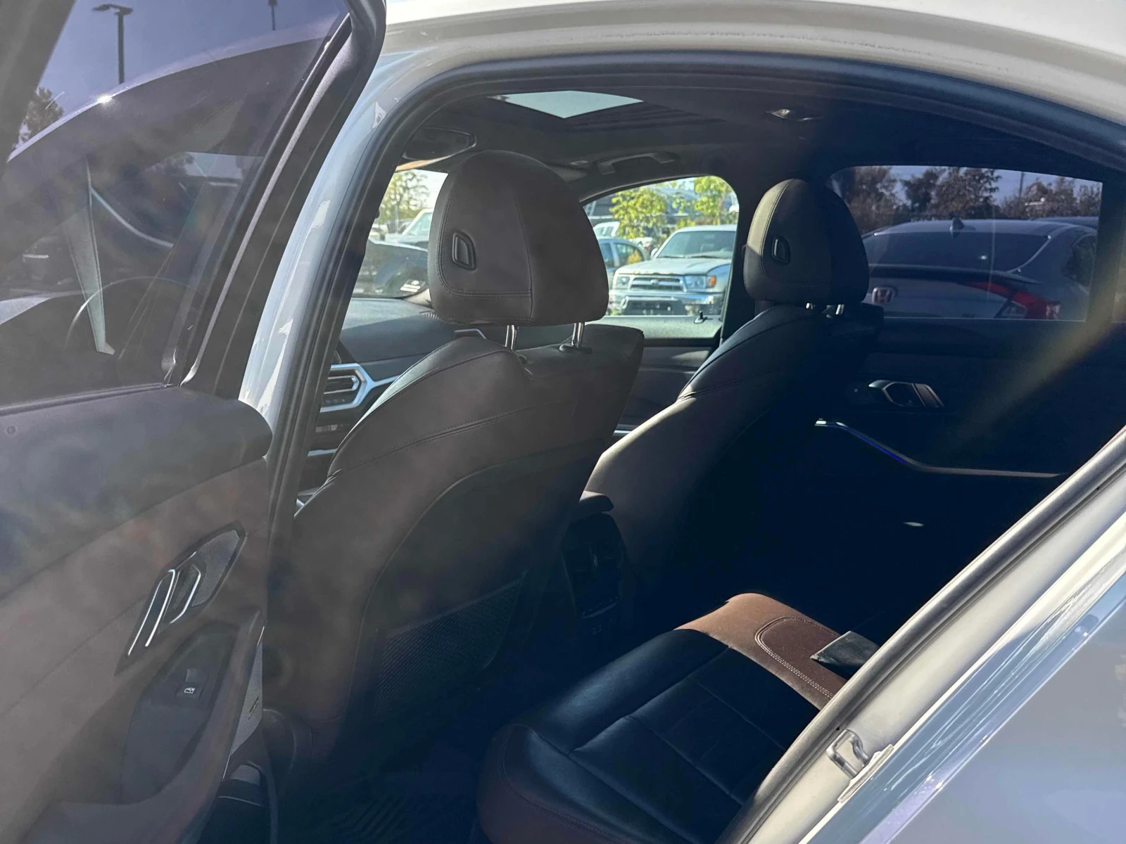 BMW 330 i| HAR/KAR| PANO| 360| DIS| AMBIENT, снимка 16 - Автомобили и джипове - 56038015