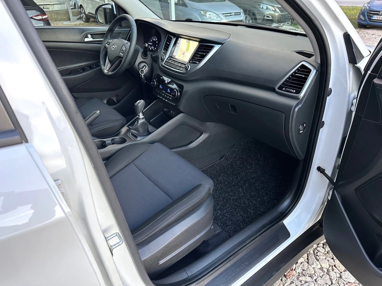 Hyundai Tucson 1.6i ГАЗ +  БЕНЗИН НАВИГАЦИЯ КАМЕРА НОВИ ГУМИ - изображение 9