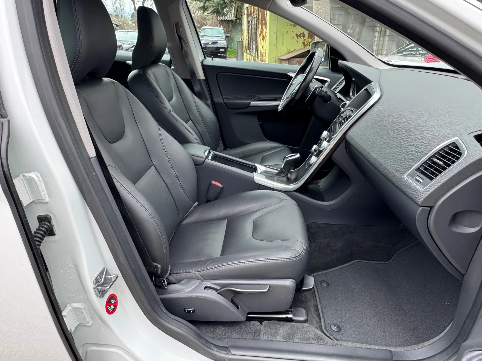 Volvo XC60 Топ състояние!! Реален пробег!, снимка 13 - Автомобили и джипове - 54031537