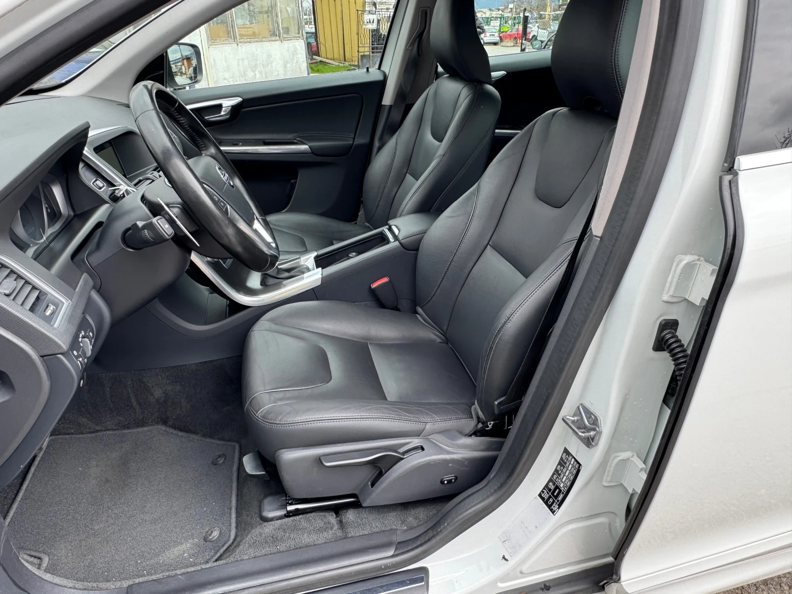 Volvo XC60 Топ състояние!! Реален пробег!, снимка 9 - Автомобили и джипове - 54031537