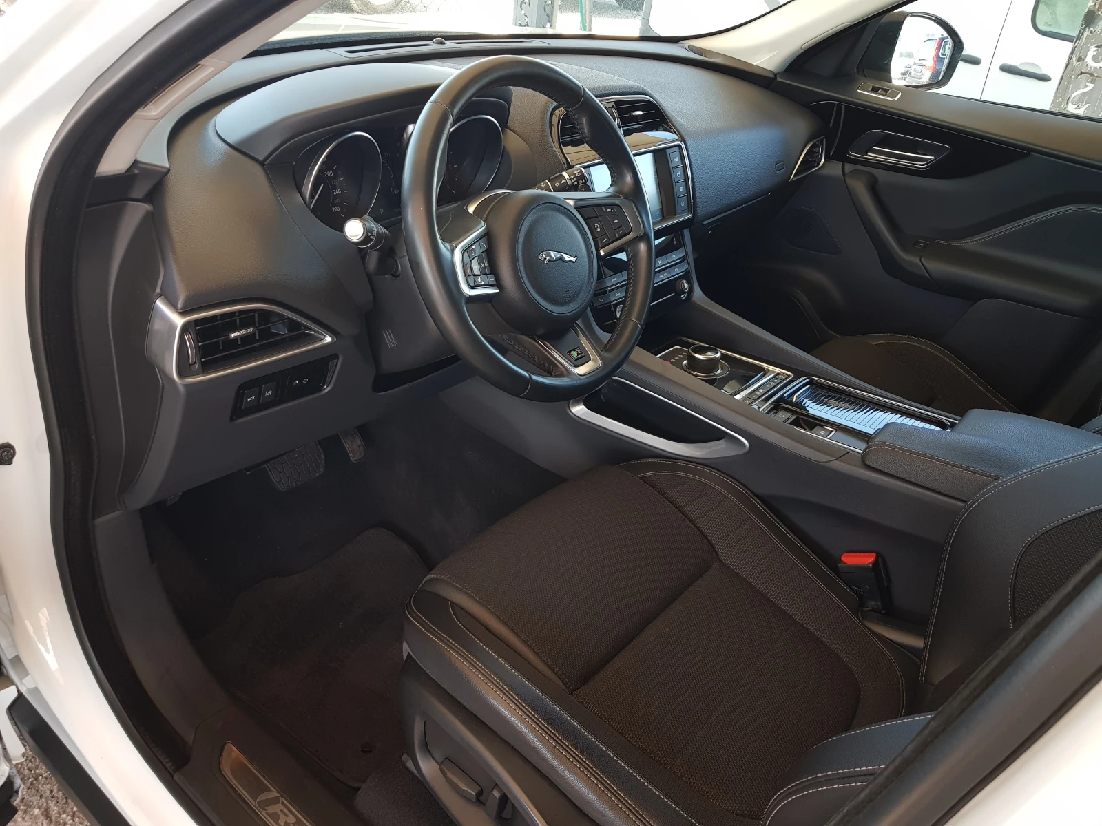 Jaguar F-PACE 2.0D AWD R-SPORT 128 422 KM !, снимка 9 - Автомобили и джипове - 55693558