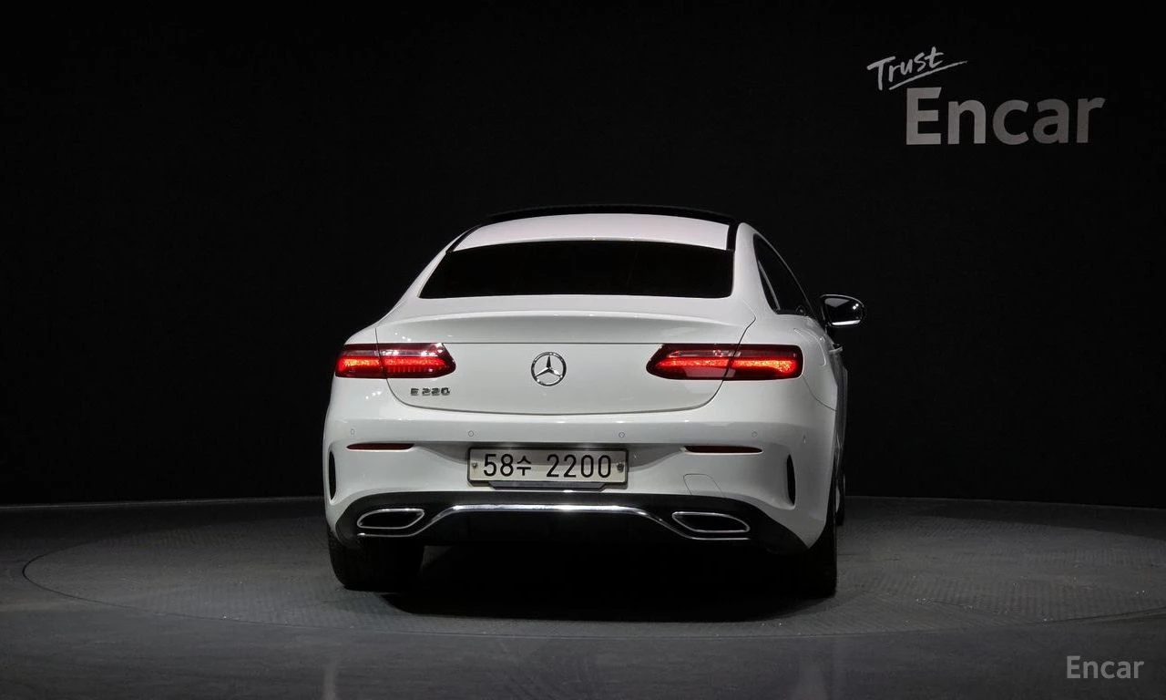 Mercedes-Benz E 220 d Coupe* AMG PACK* HEAD-UP* DIGITAL* KEYLESS* , снимка 4 - Автомобили и джипове - 54623331