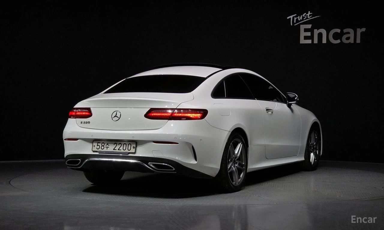 Mercedes-Benz E 220 d Coupe* AMG PACK* HEAD-UP* DIGITAL* KEYLESS* , снимка 3 - Автомобили и джипове - 54623331