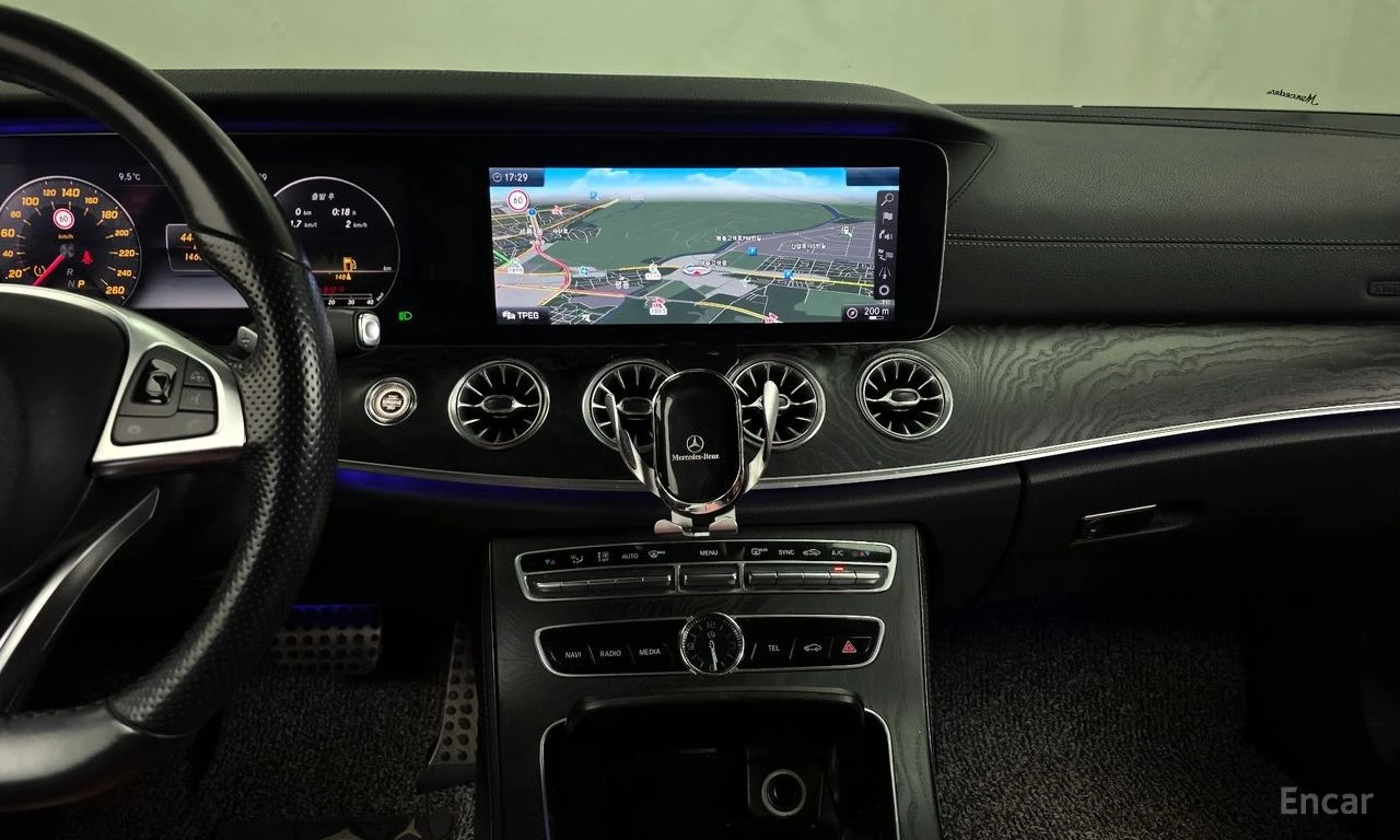 Mercedes-Benz E 220 d Coupe* AMG PACK* HEAD-UP* DIGITAL* KEYLESS* , снимка 13 - Автомобили и джипове - 54623331
