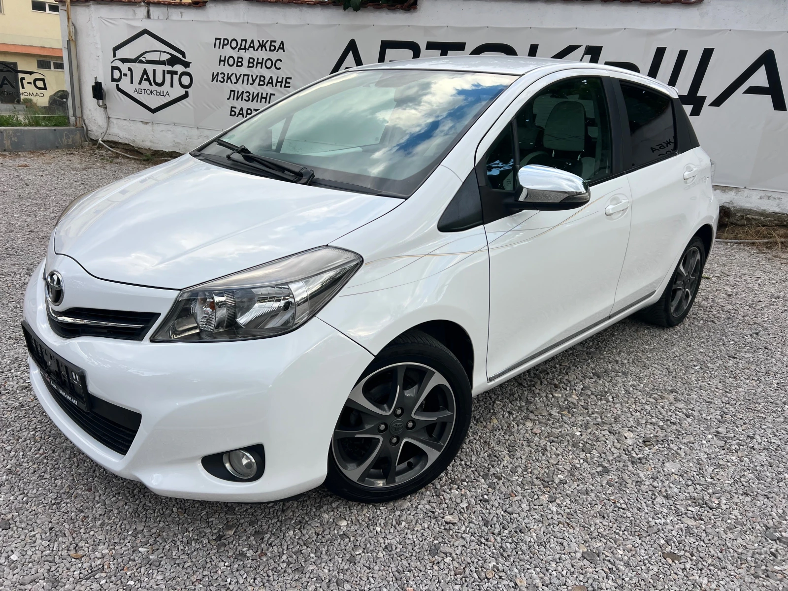 Toyota Yaris 1.3 Black-White Edition , снимка 3 - Автомобили и джипове - 55267880
