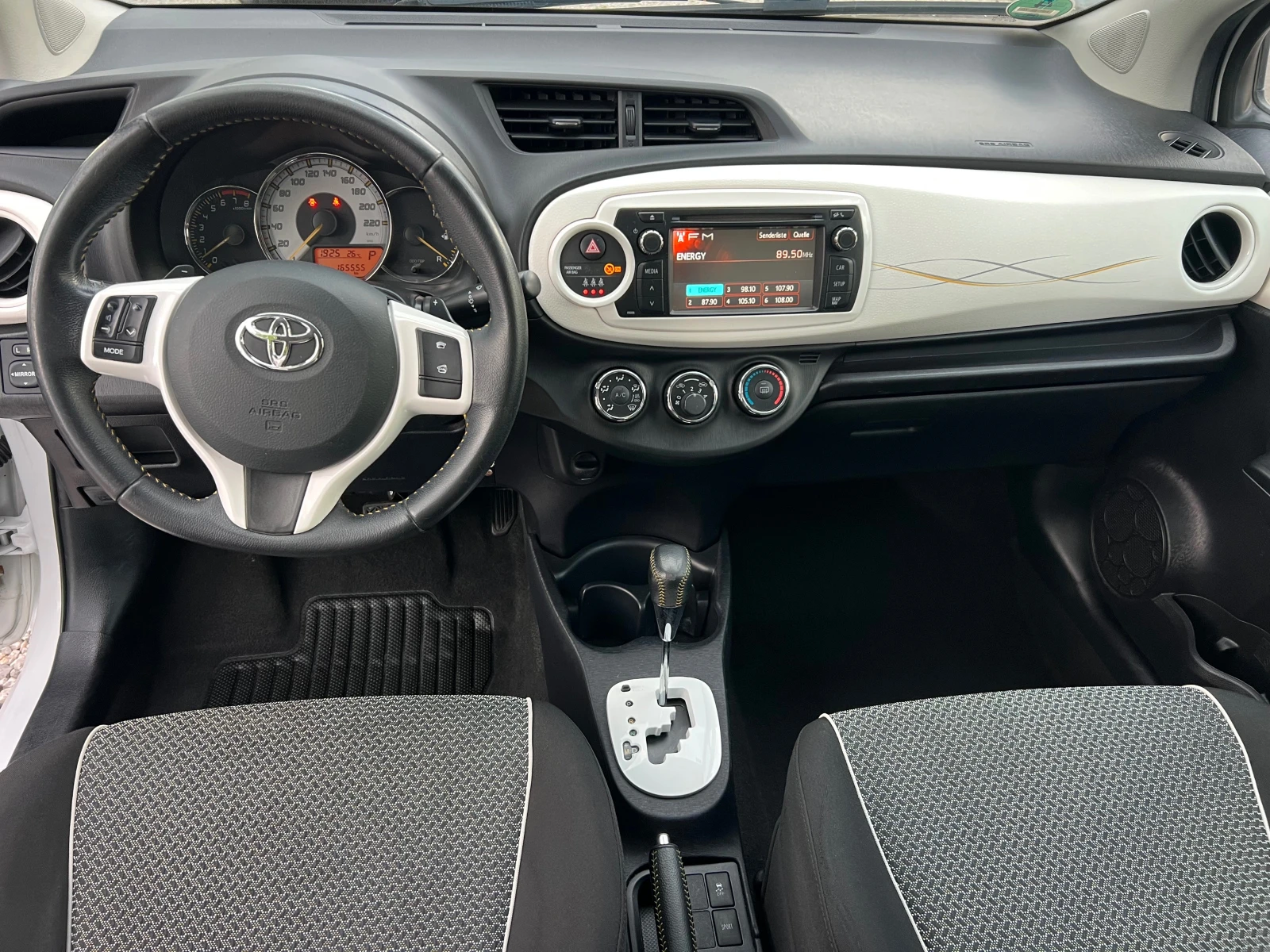Toyota Yaris 1.3 Black-White Edition , снимка 7 - Автомобили и джипове - 55267880
