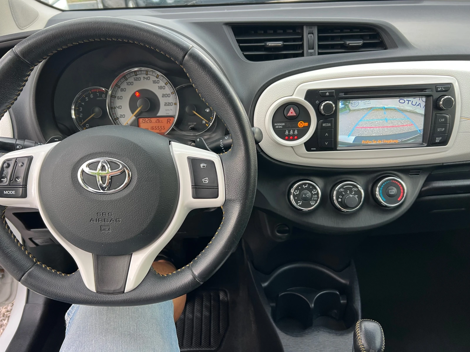Toyota Yaris 1.3 Black-White Edition , снимка 11 - Автомобили и джипове - 55267880