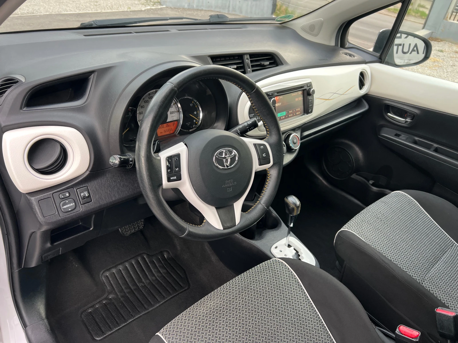 Toyota Yaris 1.3 Black-White Edition , снимка 8 - Автомобили и джипове - 55267880