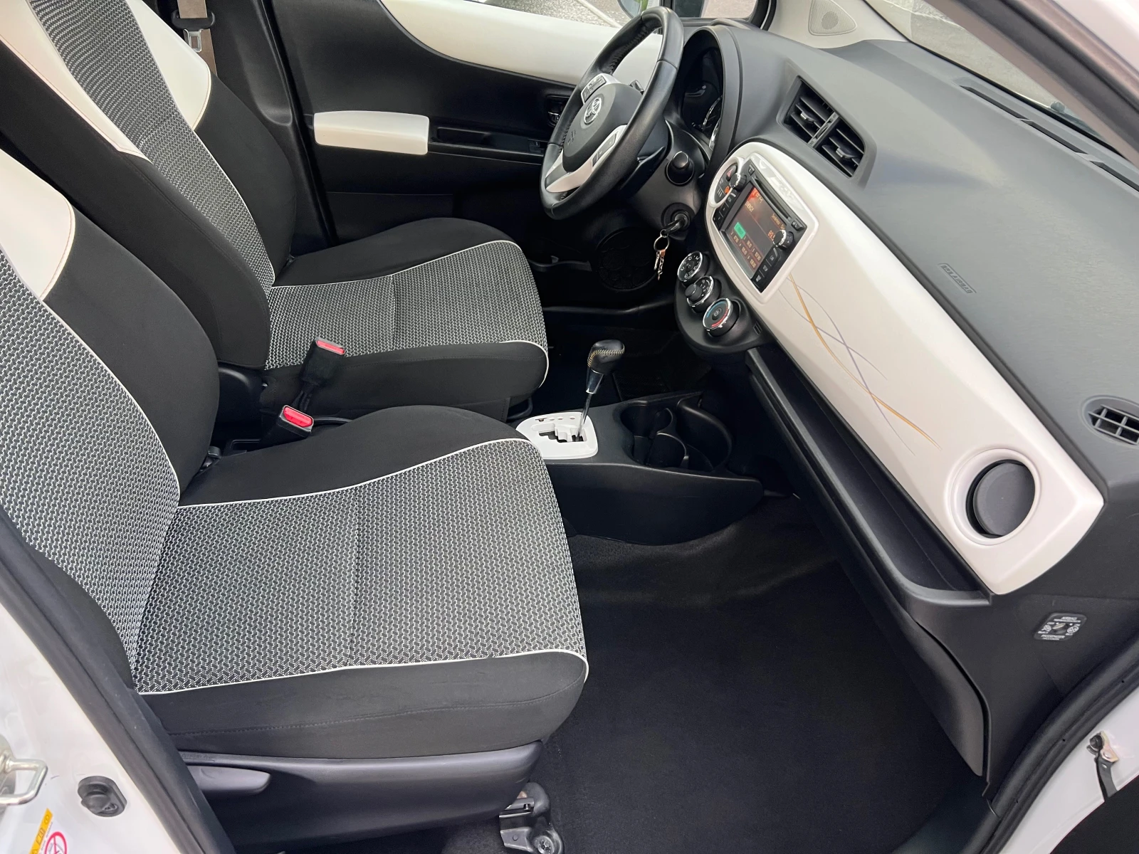 Toyota Yaris 1.3 Black-White Edition , снимка 10 - Автомобили и джипове - 55267880