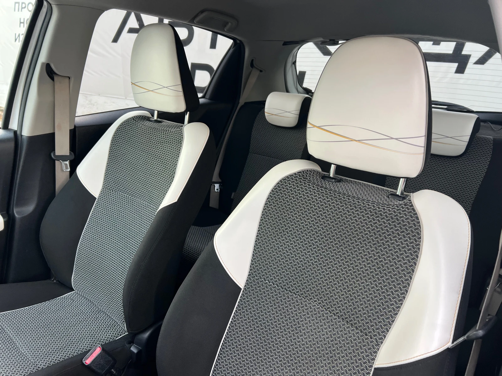 Toyota Yaris 1.3 Black-White Edition , снимка 12 - Автомобили и джипове - 55267880