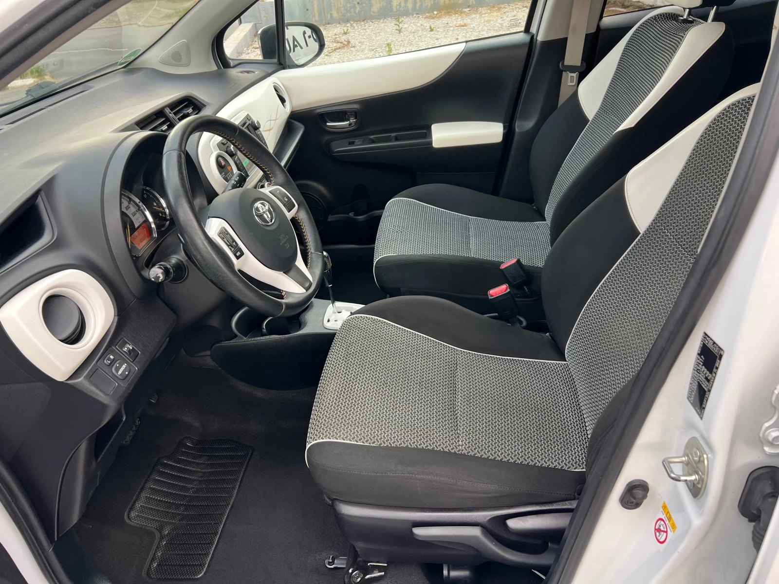 Toyota Yaris 1.3 Black-White Edition , снимка 9 - Автомобили и джипове - 55267880