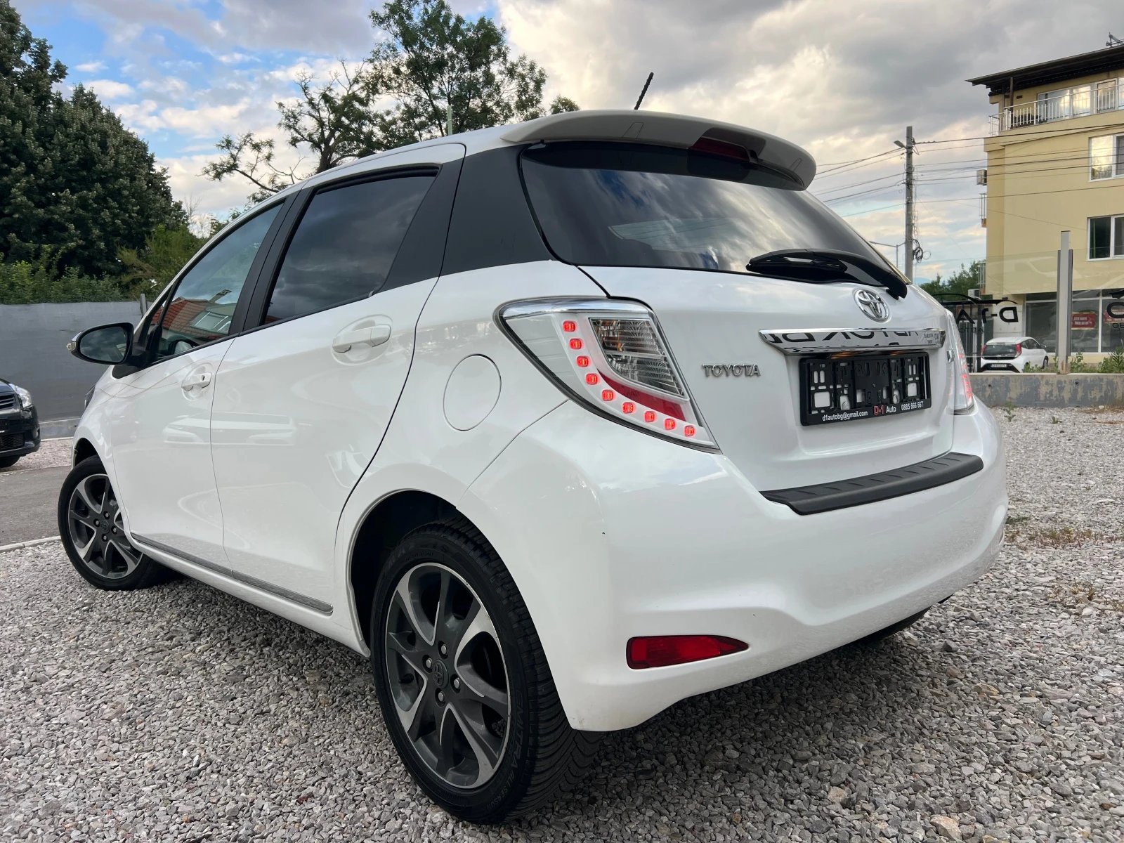 Toyota Yaris 1.3 Black-White Edition , снимка 6 - Автомобили и джипове - 55267880