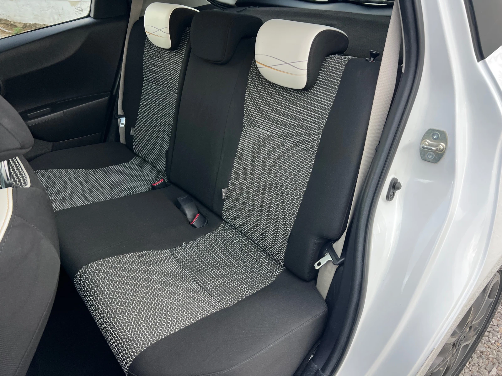 Toyota Yaris 1.3 Black-White Edition , снимка 14 - Автомобили и джипове - 55267880