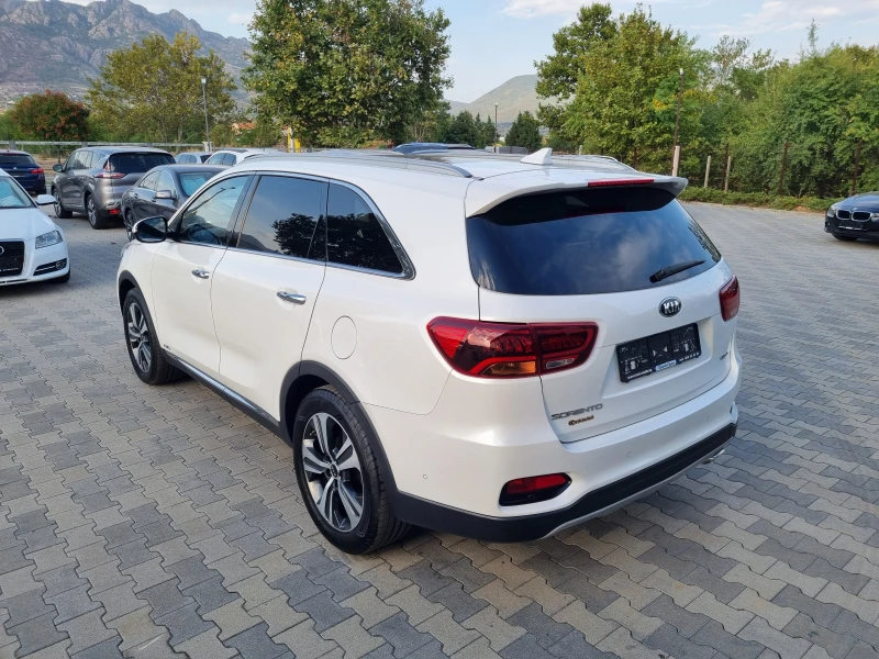 Kia Sorento 2.2CRDi-200ps 4x4 * 7 МЕСТА* ВСИЧКИ ЕКСТРИ, снимка 4 - Автомобили и джипове - 51407959