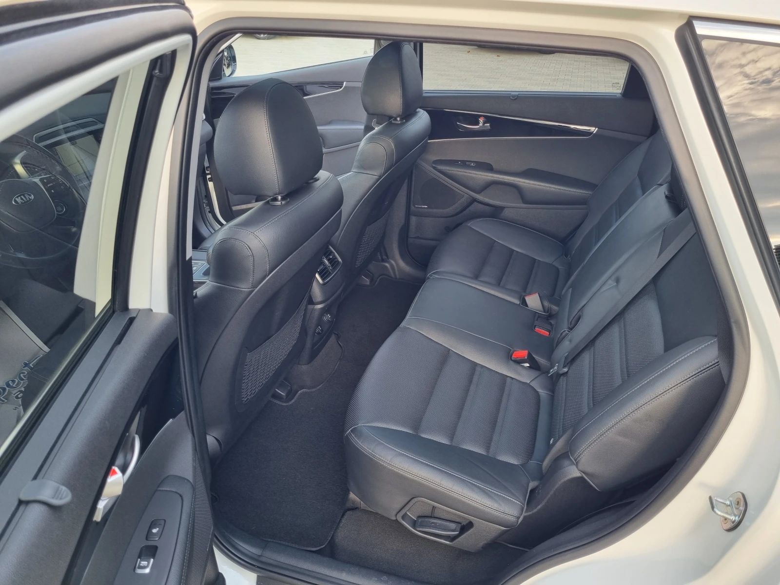 Kia Sorento 2.2CRDi-200ps 4x4 * 7 МЕСТА* ВСИЧКИ ЕКСТРИ - изображение 9