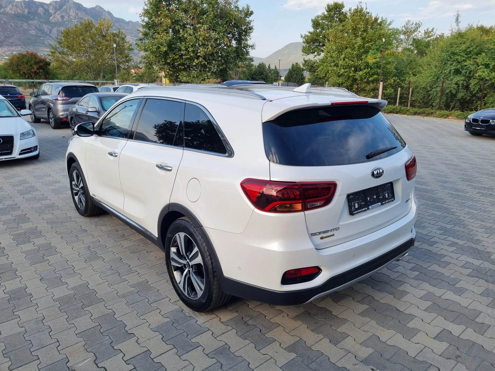 Kia Sorento 2.2CRDi-200ps 4x4 * 7 МЕСТА* ВСИЧКИ ЕКСТРИ - изображение 4