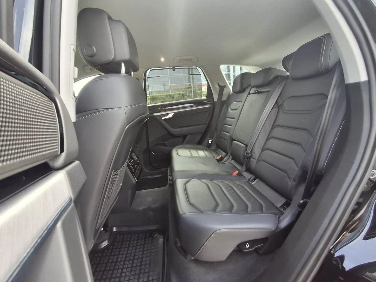 VW Touareg 3.0 V6 TSI 4MOTION Tiptronic, снимка 12 - Автомобили и джипове - 54759222