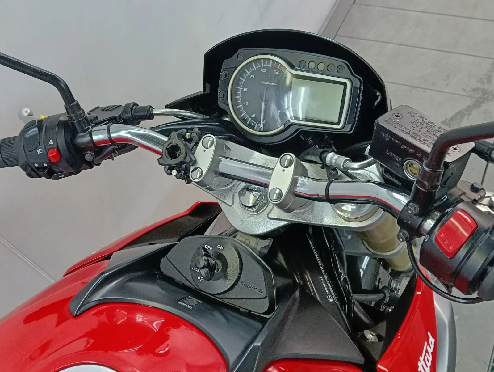 Suzuki Gsr 750 - изображение 2