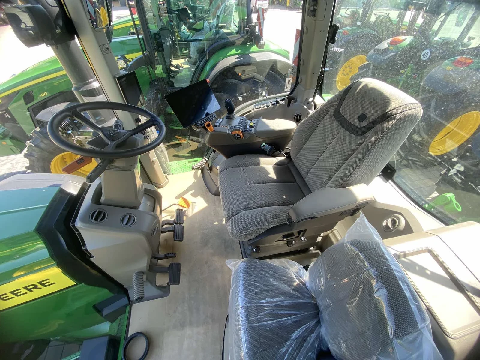 Трактор John Deere 8R310 - изображение 2