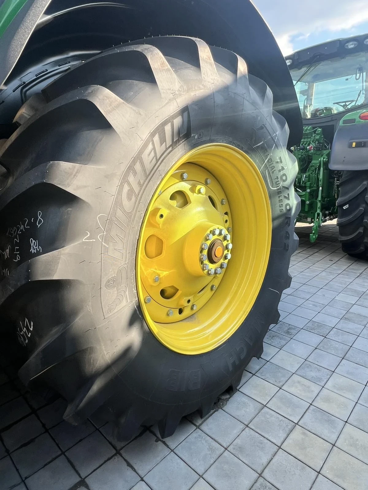Трактор John Deere 8R310 - изображение 3