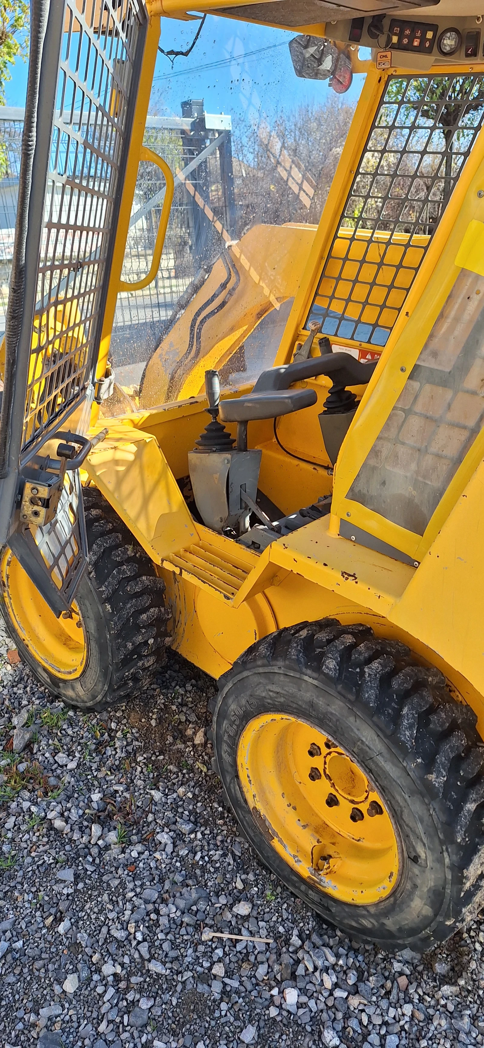 Мини челни товарачи JCB  - изображение 2