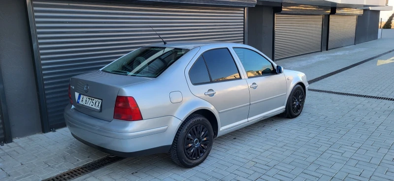 VW Bora 1.6, снимка 4 - Автомобили и джипове - 49577365