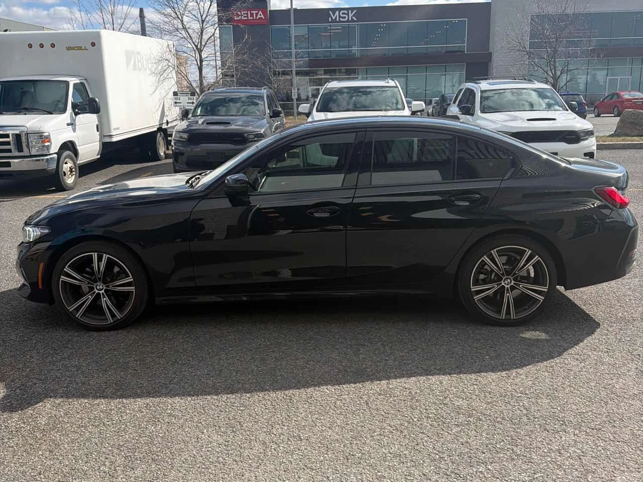 BMW 330 i xDrive| PANO| HUD| 360| CARFAX| , снимка 3 - Автомобили и джипове - 54387663