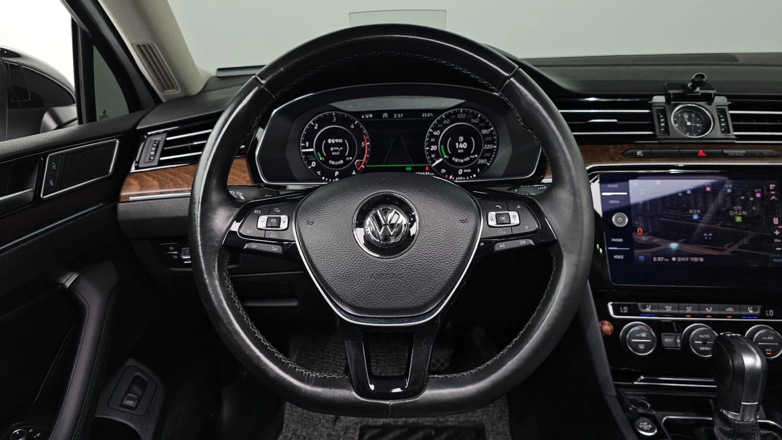 VW Passat 2.0TDI * ОБДУХ * 360 * МАСАЖ * HUD, снимка 6 - Автомобили и джипове - 55474566
