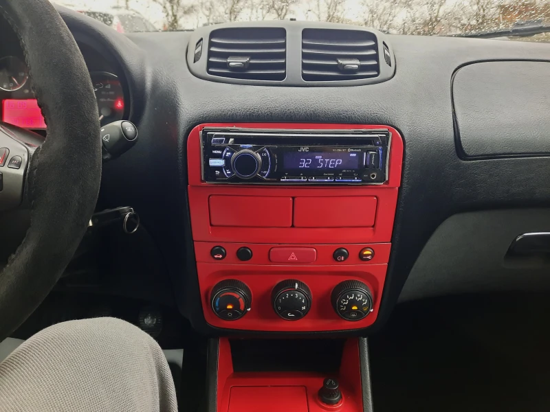 Alfa Romeo 147 1.9 JTD, снимка 10 - Автомобили и джипове - 53418901