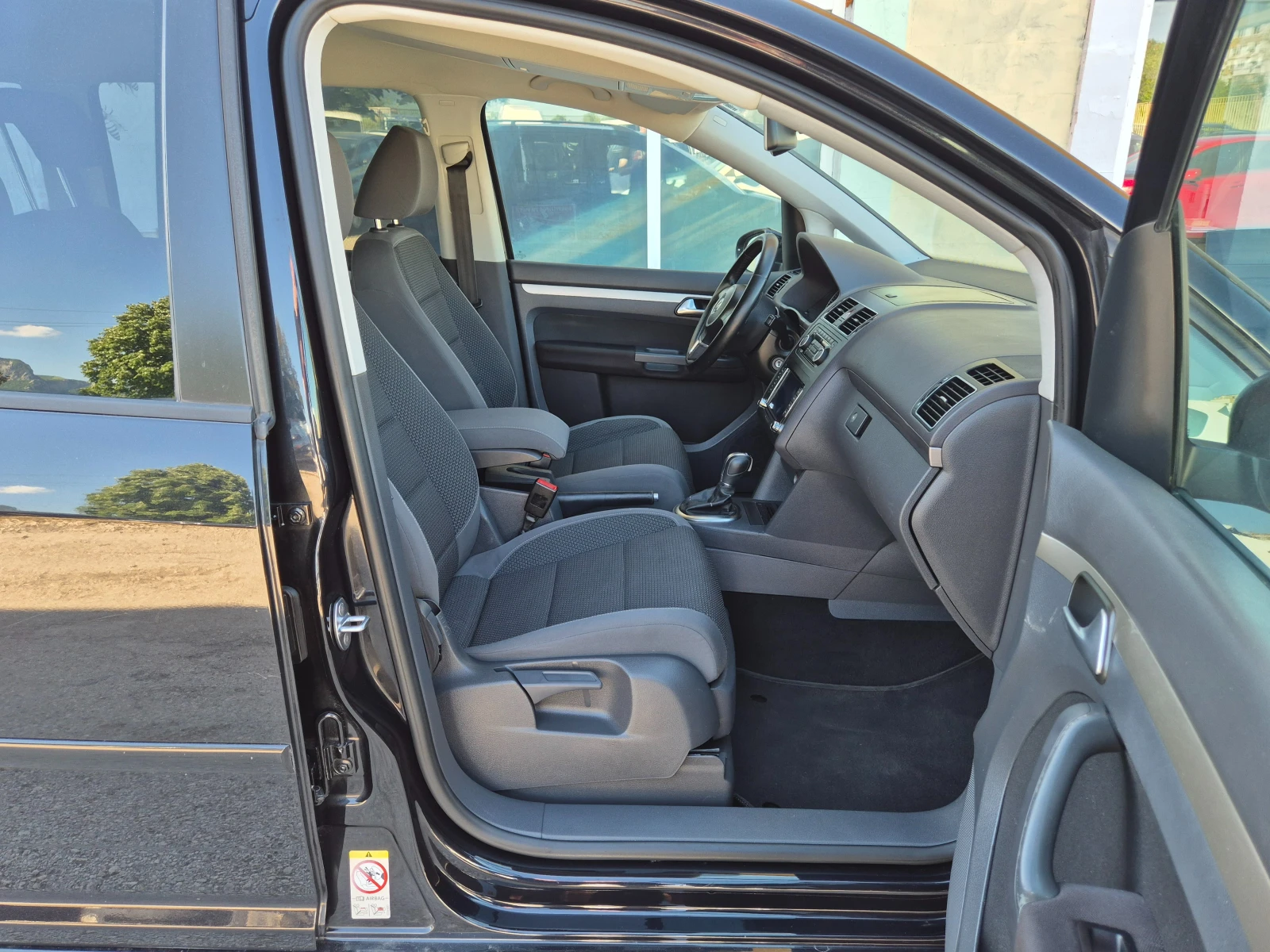 VW Touran 1.6 TDI 7 места NAVI ITALY, снимка 12 - Автомобили и джипове - 53772975