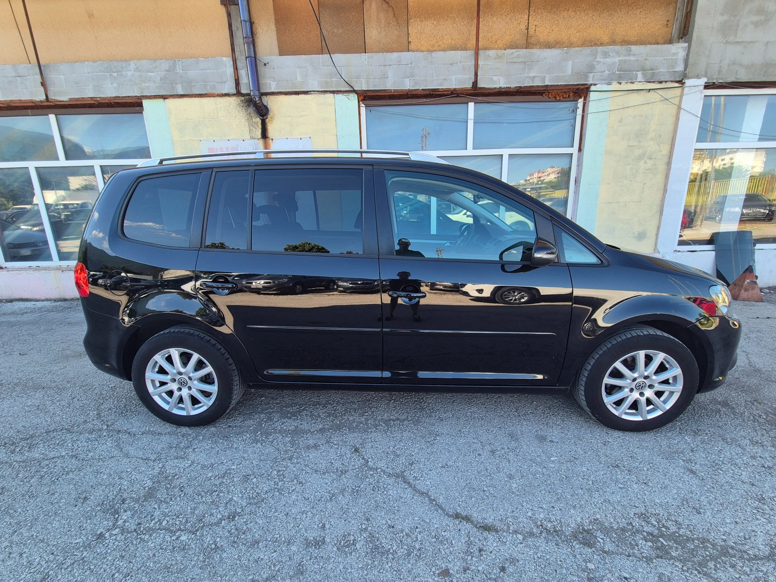 VW Touran 1.6 TDI 7 места NAVI ITALY, снимка 4 - Автомобили и джипове - 53772975