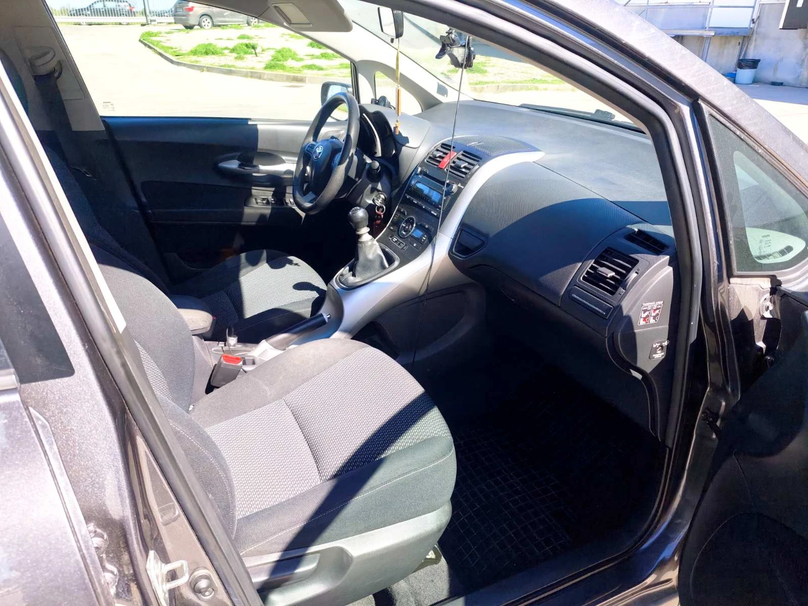 Toyota Auris, снимка 9 - Автомобили и джипове - 54139886