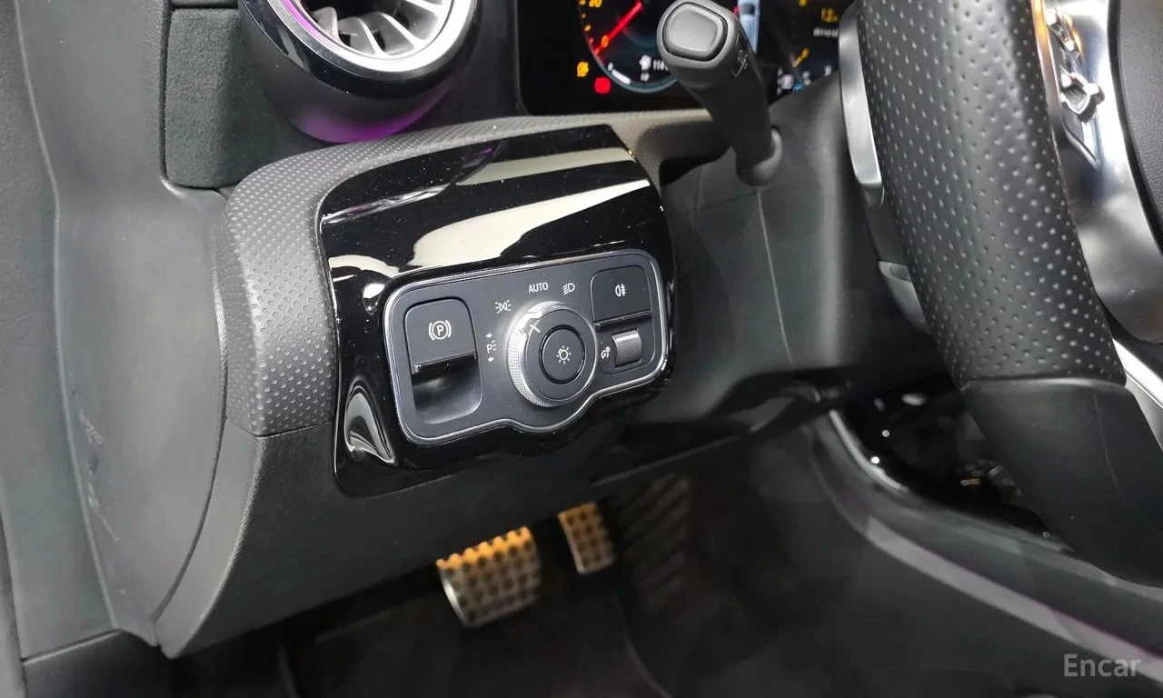 Mercedes-Benz A 220 АМГ ПАКЕТ/АМБИЕНТНО ОСВЕТЛЕНИЕ/ПАНОРАМА/ПОДГРЕВ, снимка 17 - Автомобили и джипове - 55904845