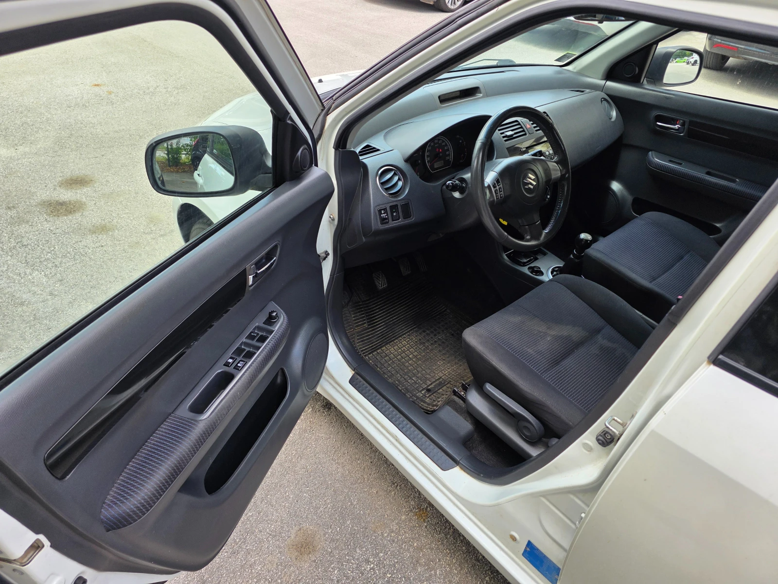 Suzuki Swift 1.3 4х4, снимка 6 - Автомобили и джипове - 55986513