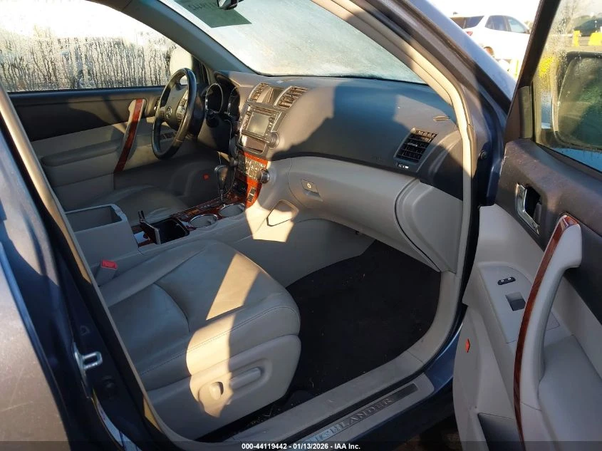 Toyota Highlander 3.5L V-6 DOHC, VVT, 270HP All Wheel Drive - изображение 10