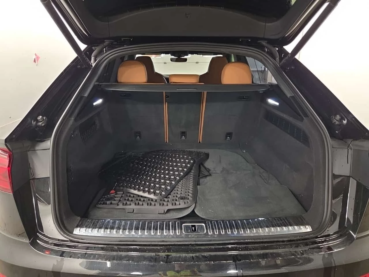 Audi RSQ8 PERFORMANCE| B&O| MASSAGE| HUD| 2 КЛЮЧА| , снимка 6 - Автомобили и джипове - 55034940