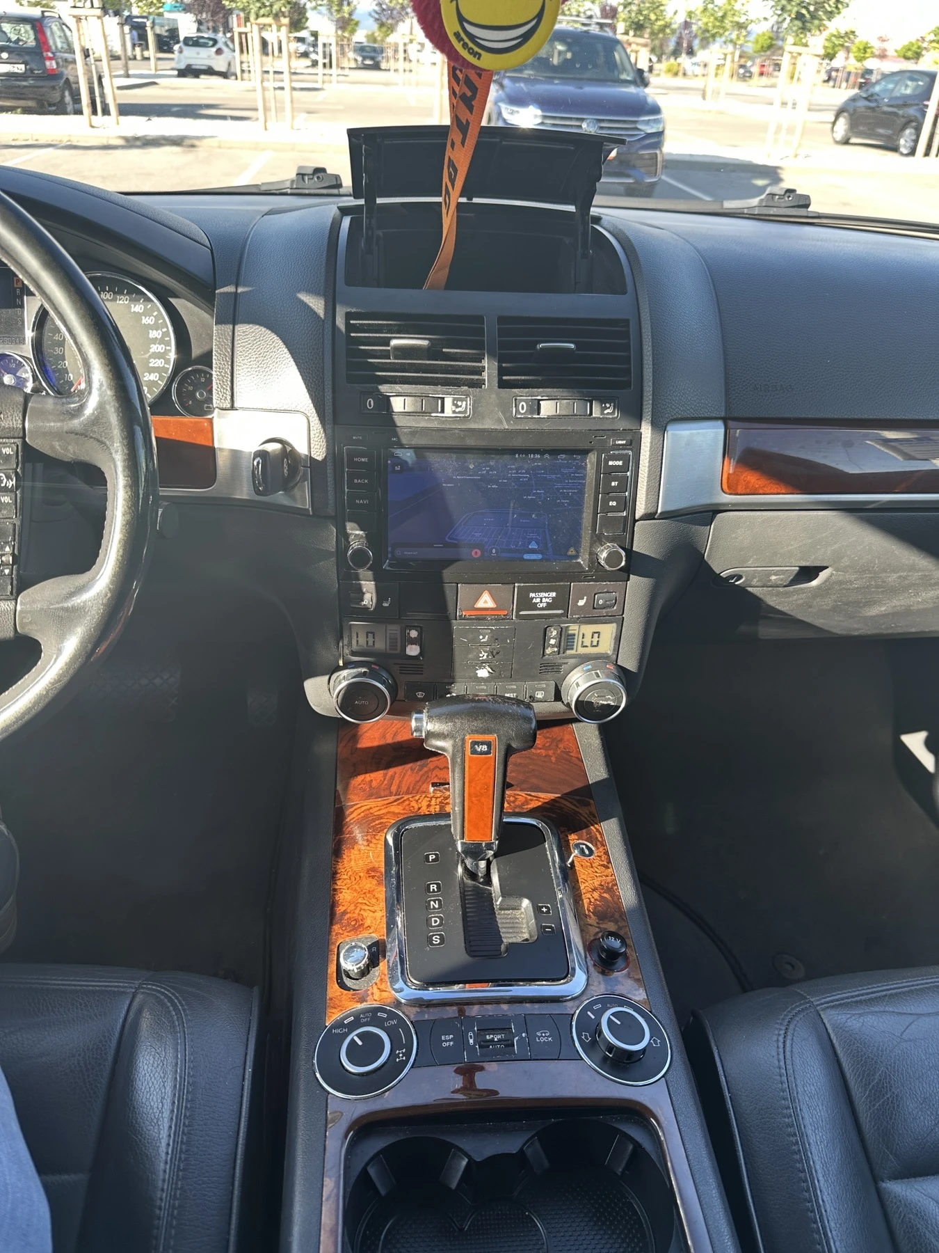 VW Touareg 3.2 Газ, снимка 10 - Автомобили и джипове - 55235769