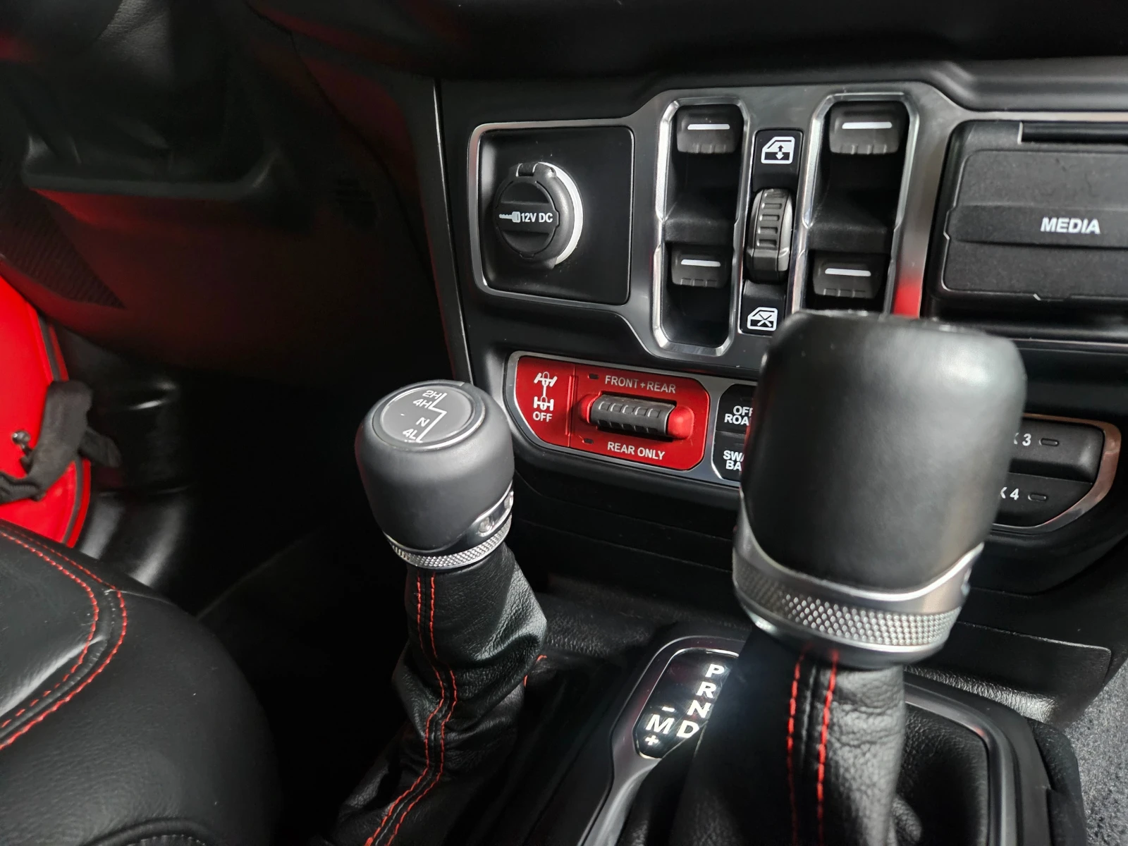 Jeep Wrangler RUBICON Launch Edition, снимка 14 - Автомобили и джипове - 55893916